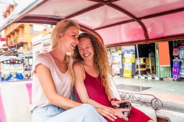 Bangkok, Tayland'ı keşfeden turistler