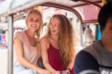 Bangkok, Tayland'ı keşfeden turistler