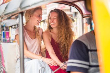 Bangkok, Tayland'ı keşfeden turistler