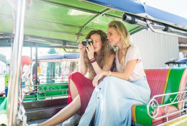 Bangkok, Tayland'ı keşfeden turistler