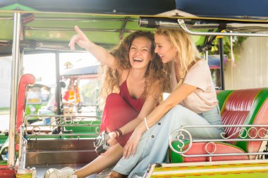 Bangkok, Tayland'ı keşfeden turistler