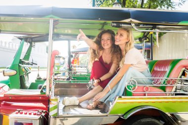 Bangkok, Tayland'ı keşfeden turistler