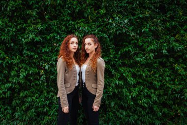 İkiz kız kardeşler açık havada bağ