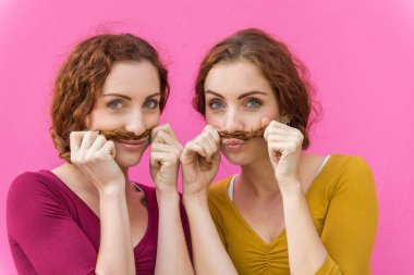 İkiz kız kardeşler açık havada bağ