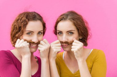 İkiz kız kardeşler açık havada bağ