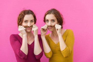 İkiz kız kardeşler açık havada bağ