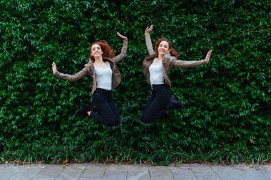 İkiz kız kardeşler açık havada bağ