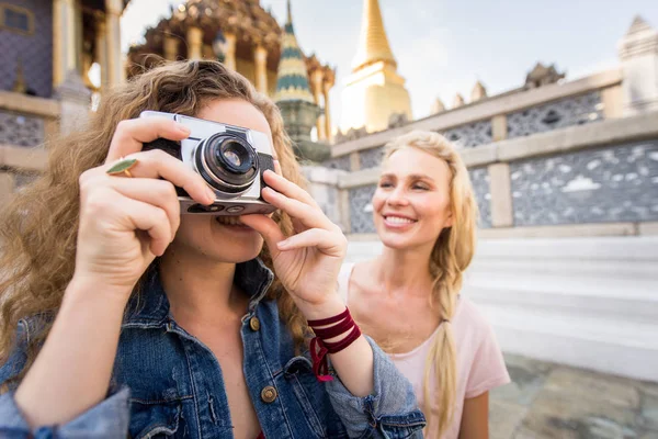 Turister som utforskar Bangkok, Thailand — Stockfoto