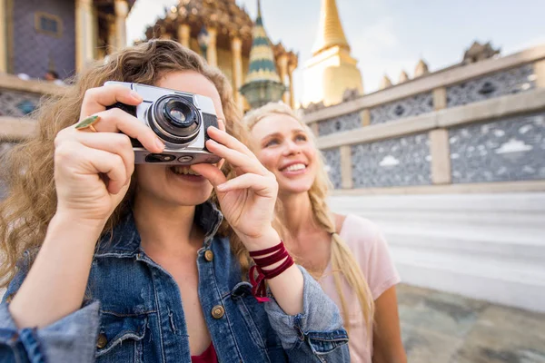 Turister som utforskar Bangkok, Thailand — Stockfoto