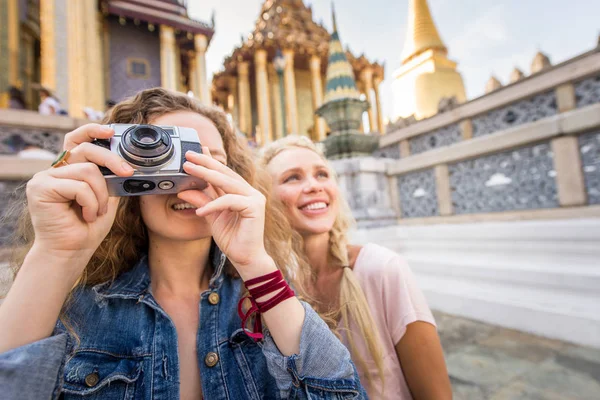 Turister som utforskar Bangkok, Thailand — Stockfoto