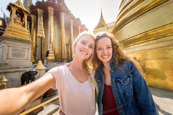 Turistas explorando Bangkok, Tailandia — Foto de Stock