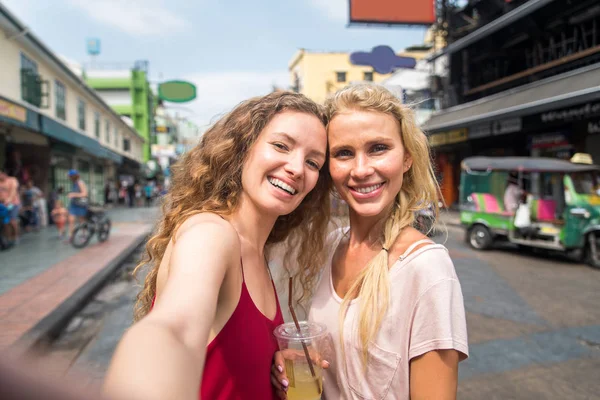 Tourists exploring Bangkok, Thailand — Stock Photo, Image