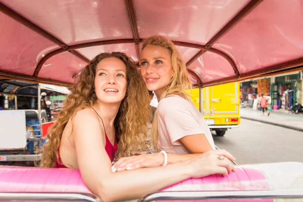Turiști care explorează Bangkok, Thailanda — Fotografie, imagine de stoc