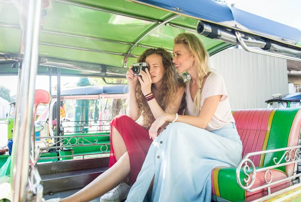 Turisté, kteří prozkoumají Bangkok, Thajsko — Stock fotografie