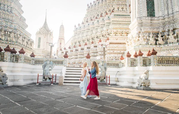 Bangkok, Tayland'ı keşfeden turistler