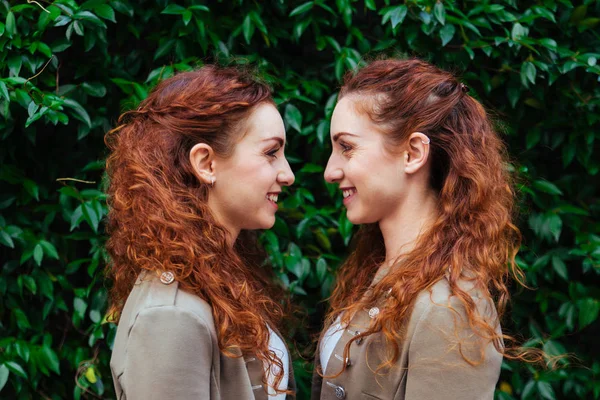 Hermanas gemelas que se unen al aire libre — Foto de Stock