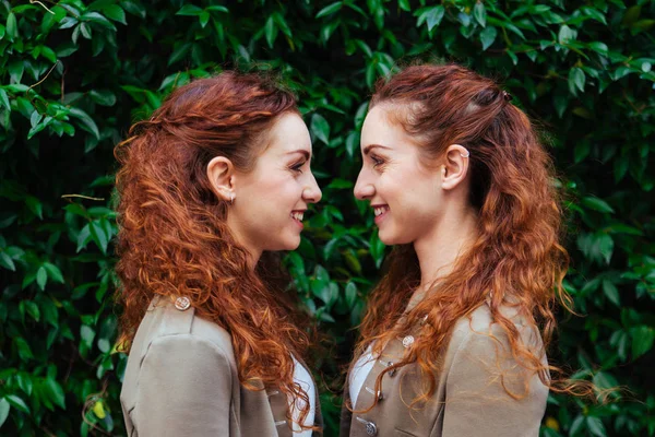 Hermanas gemelas que se unen al aire libre —  Fotos de Stock