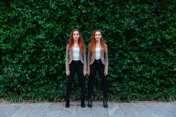 Irmãs gêmeas de ligação ao ar livre — Fotografia de Stock