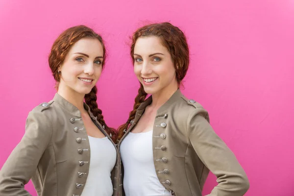 Hermanas gemelas que se unen al aire libre —  Fotos de Stock