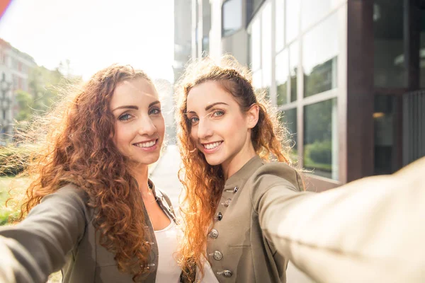 Hermanas gemelas que se unen al aire libre — Foto de Stock