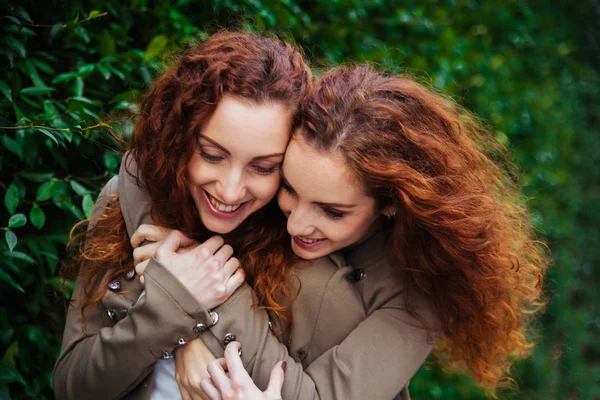 Hermanas gemelas que se unen al aire libre —  Fotos de Stock