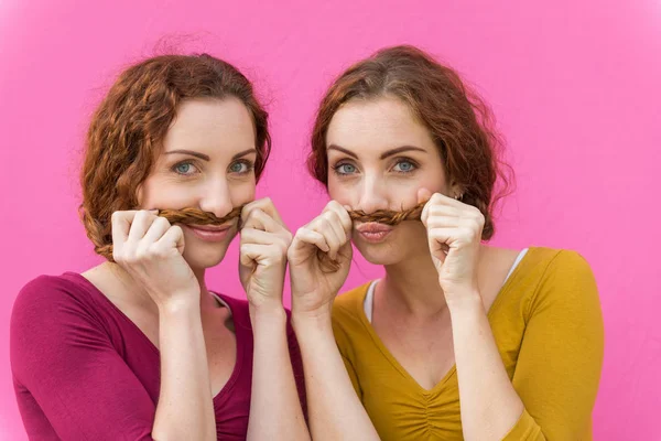 İkiz kız kardeşler açık havada bağ