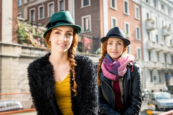 Hermanas gemelas que se unen al aire libre — Foto de Stock