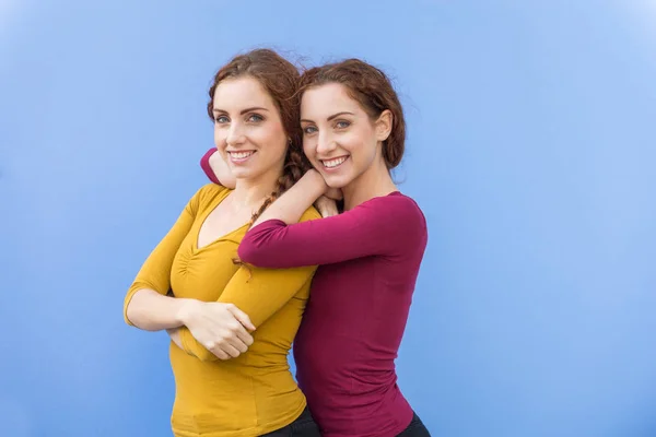 Tweeling zusters lijmen buitenshuis — Stockfoto