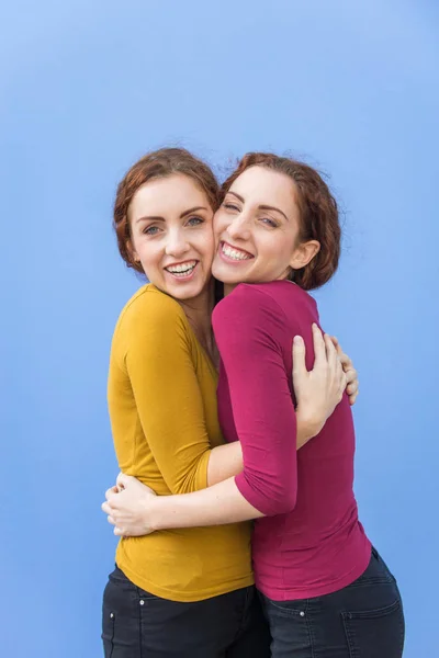 Vazby dvou sester ve venkovním prostoru — Stock fotografie