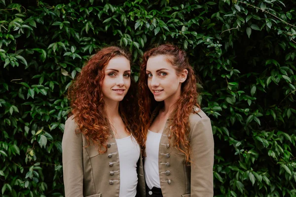 Irmãs gêmeas de ligação ao ar livre — Fotografia de Stock