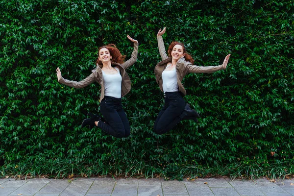 Tvillingsystrar limning utomhus — Stockfoto