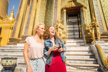 Bangkok, Tayland'ı keşfeden turistler