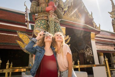 Bangkok, Tayland'ı keşfeden turistler