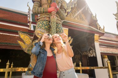 Bangkok, Tayland'ı keşfeden turistler