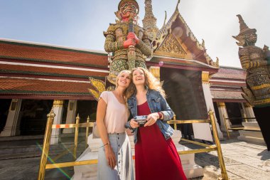 Bangkok, Tayland'ı keşfeden turistler