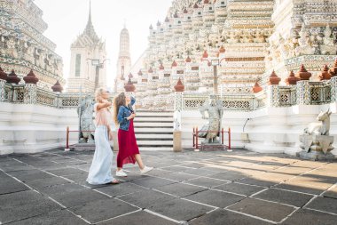 Bangkok, Tayland'ı keşfeden turistler