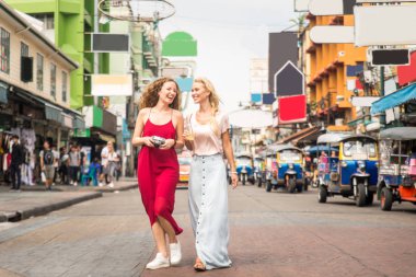 Bangkok, Tayland'ı keşfeden turistler