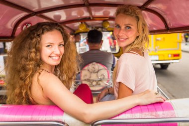 Bangkok, Tayland'ı keşfeden turistler