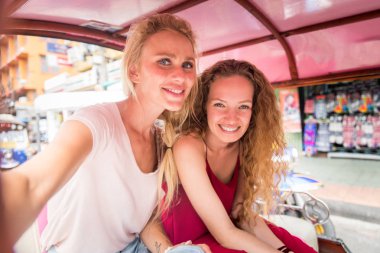 Bangkok, Tayland'ı keşfeden turistler