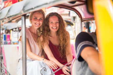 Bangkok, Tayland'ı keşfeden turistler