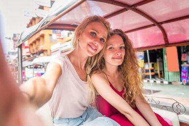 Bangkok, Tayland'ı keşfeden turistler