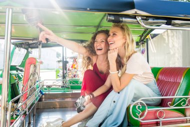 Bangkok, Tayland'ı keşfeden turistler