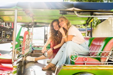 Bangkok, Tayland'ı keşfeden turistler