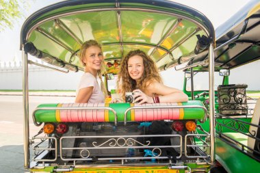 Bangkok, Tayland'ı keşfeden turistler