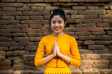 Asyalı bir kız Budist tapınağını ziyaret ediyor.