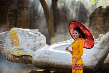 Asyalı bir kız Budist tapınağını ziyaret ediyor.