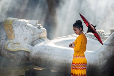 Asyalı bir kız Budist tapınağını ziyaret ediyor.
