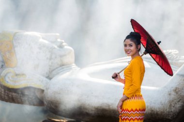 Asyalı bir kız Budist tapınağını ziyaret ediyor.