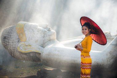 Asyalı bir kız Budist tapınağını ziyaret ediyor.