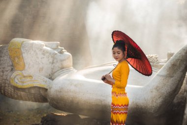 Asyalı bir kız Budist tapınağını ziyaret ediyor.